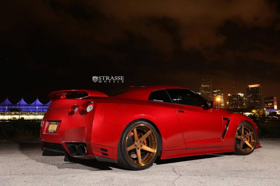  Nissan GT-R on Strasse Wheels 2015 года  (фото 4 из 12)